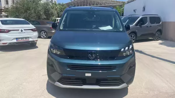 Peugeot Rifter for rent in Istanbul