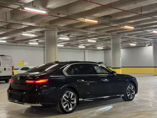 BMW i7 for rent in Istanbul