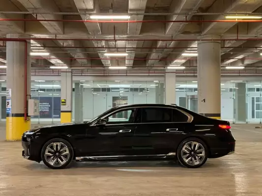 BMW i7 for rent in Istanbul